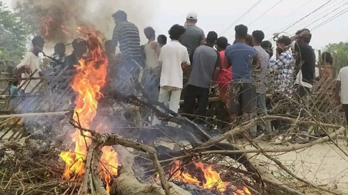 सडक निर्माणको माग गर्दै स्थानीय यूवाद्वारा बाटो अवरुद्ध
